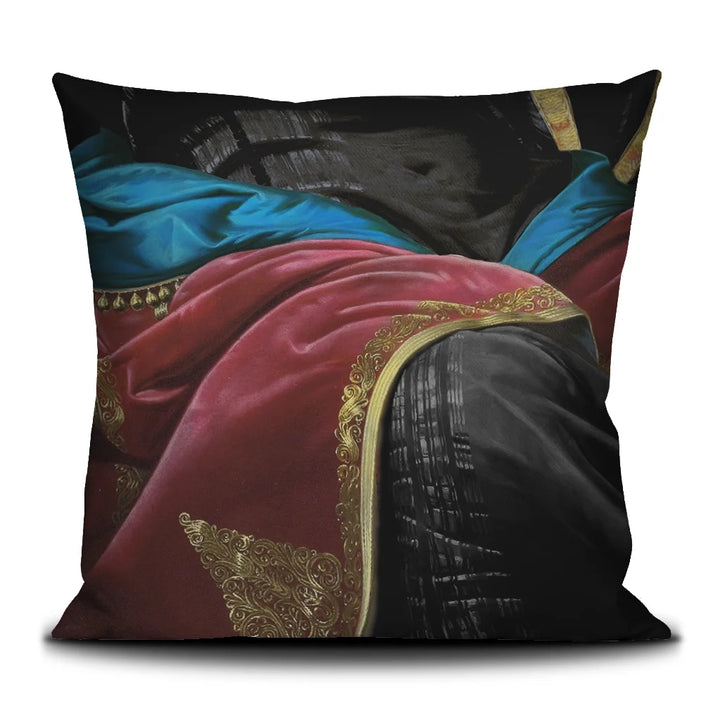 Kuvassa Voglio Bene tyynyn takapuoli Saint Rita -kuvituksella, jossa näkyy naisen jalat ja keskivartalo kankaiden koristamana.
In the image, the back side of a Voglio Bene cushion with the Saint Rita illustration, showing the woman's legs and torso decorated by fabrics.