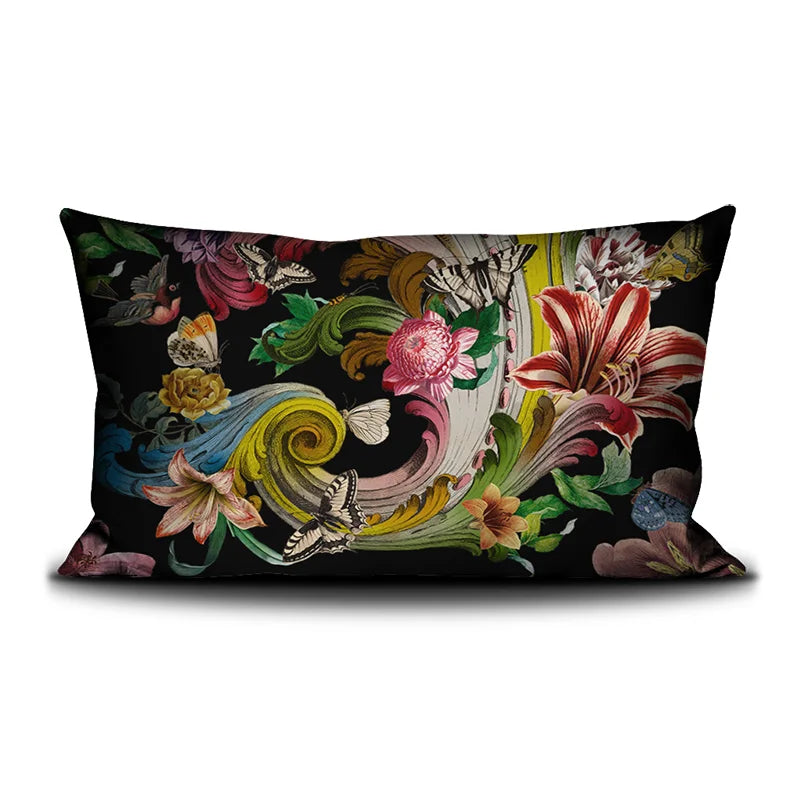 Voglio Bene Rock Flowers -tyynyn etunäkymä, jossa kukkia ja perhosia on kuvattuna yksityiskohtaisessa kuvituksessa.
Front view of a Voglio Bene Rock Flowers cushion, showing flowers and butterflies in detailed artwork.