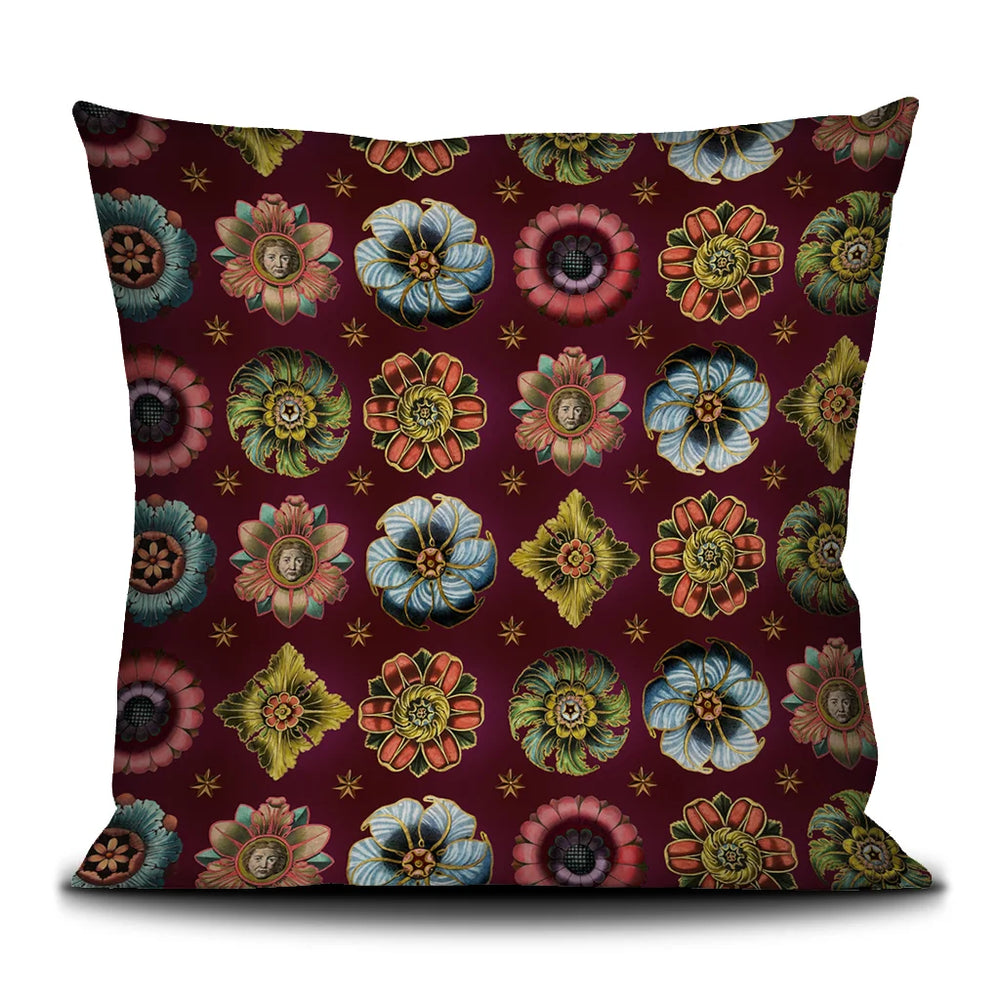 Voglio Bene Rosettes-samettilaukku, takapuoli, etupuolesta poikkeava kuviotulostus punaisella taustalla.
 Voglio Bene Rosettes velvet bag, back view, featuring a pattern different from the front with a red backround.