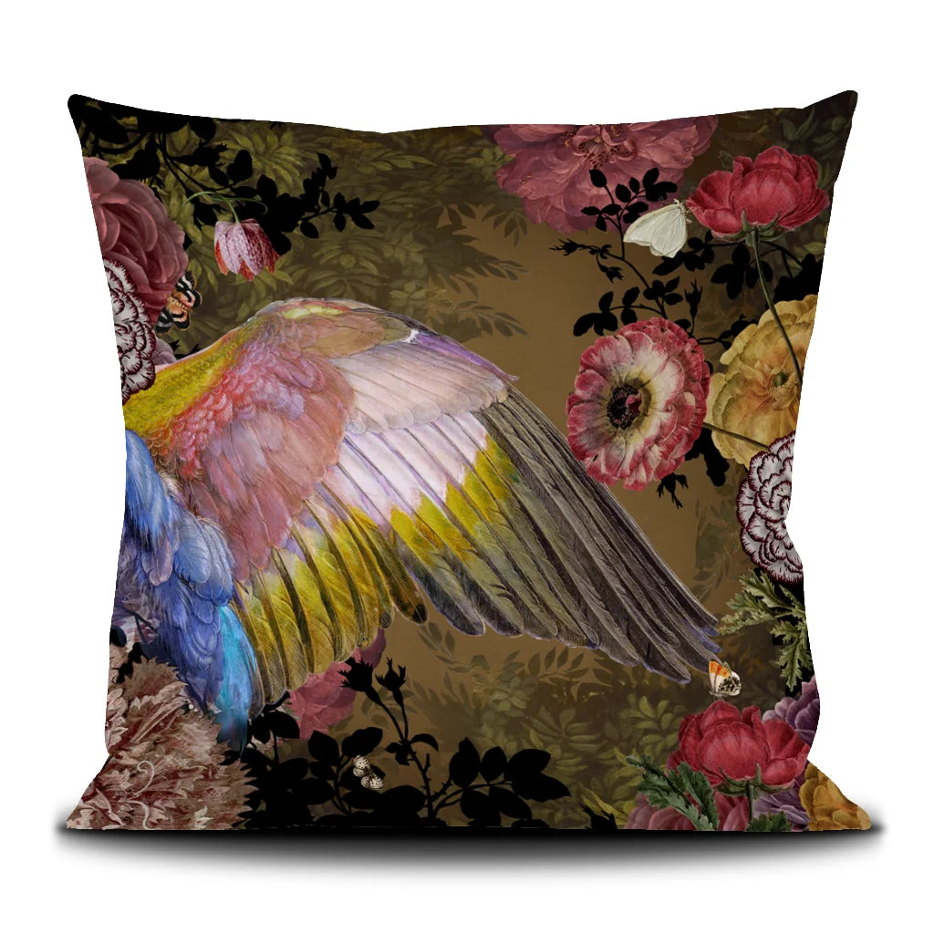 Kuvassa Voglio Bene -tyynyn takapuoli San Marco -kuvituksella. Värikäs siipi erottuu vihreällä kukkametsätaustalla.
The back of the Voglio Bene cushion with San Marco illustration. A colorful wing is depicted against a green floral forest background.