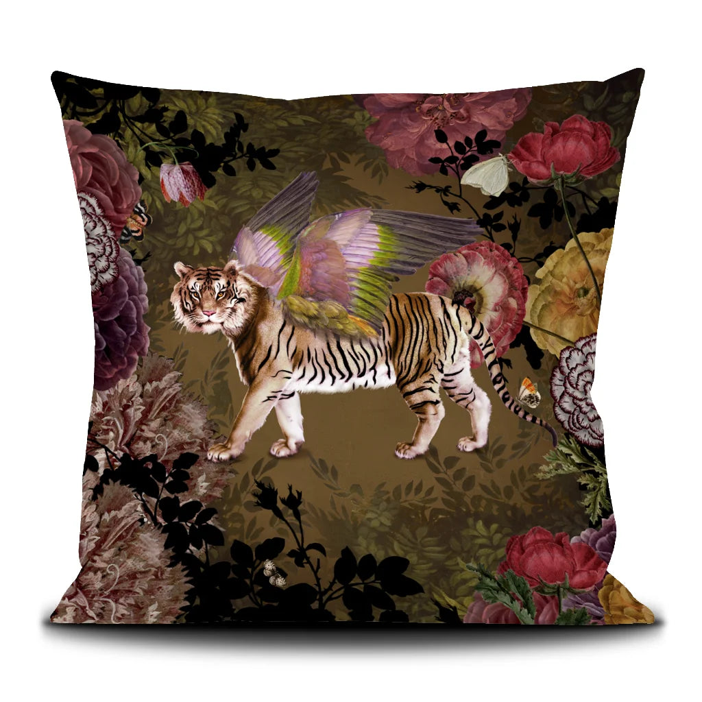 Kuvassa Voglio Bene -tyynyn San Marco -kuvituksella. Siivekäs tiikeri seisoo vihreällä kukkametsätaustalla.
The Voglio Bene cushion with San Marco illustration. A winged tiger stands against a lush green floral forest background.