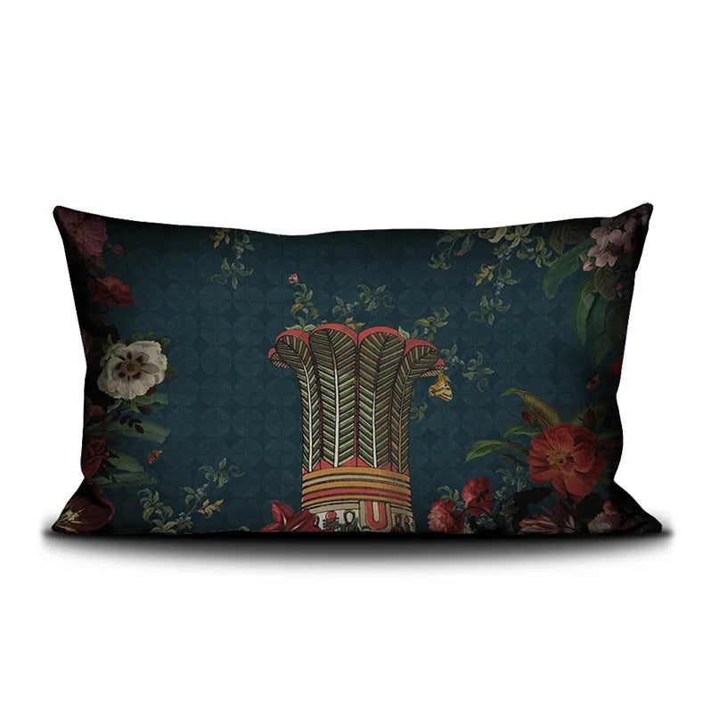 Kuvassa Voglio Bene tyynyn takapuoli Scarab -kuvituksella, jossa sininen tausta ja kukat jatkuvat, ja keskellä on koristeellinen pilari.
In the image, the back side of a Voglio Bene cushion with the Scarab illustration, showing the continuation of the blue background and flowers with a decorative pillar in the center.