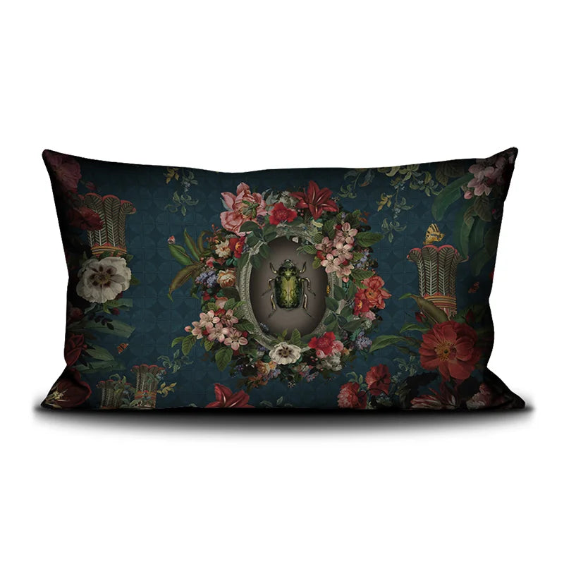 Kuvassa Voglio Bene tyynyn etupuoli Scarab -kuvituksella, jossa vihreä koppakuoriainen on kuvattuna kukkien ympäröimänä sinisellä taustalla.
In the image, the front side of a Voglio Bene cushion with the Scarab illustration, featuring a green beetle surrounded by flowers on a blue background.