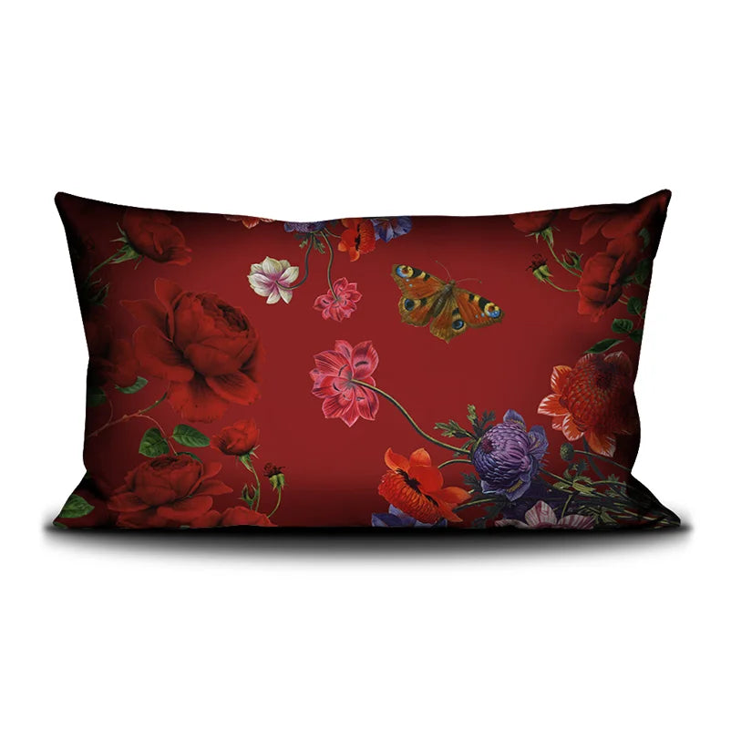Kuvassa Voglio Bene tyynyn takapuoli Shut Up -kuvituksella, jossa punainen tausta ja kukat jatkuvat perhosten kera.
In the image, the back side of a Voglio Bene cushion with the Shut Up illustration, showing the continuation of the red background and flowers with butterflies.