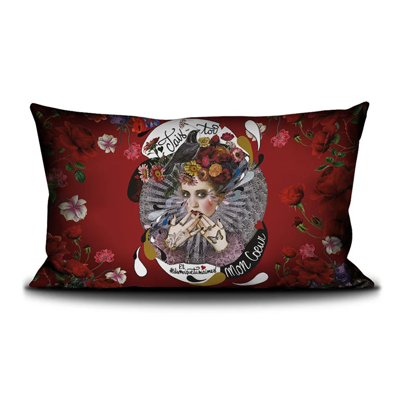 Kuvassa Voglio Bene tyynyn etupuoli Shut Up -kuvituksella, jossa harlekiinimäinen nainen peittää suunsa käsillään, päässään kukkaseppele ja ympärillään kukkia punaisella taustalla.
In the image, the front side of a Voglio Bene cushion with the Shut Up illustration, featuring a harlequin-like woman covering her mouth with her hands, wearing a flower crown and surrounded by flowers on a red background.