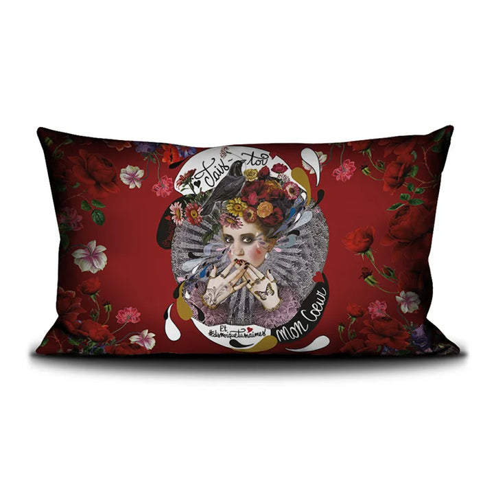 Kuvassa Voglio Bene tyynyn etupuoli Shut Up -kuvituksella, jossa harlekiinimäinen nainen peittää suunsa käsillään, päässään kukkaseppele ja ympärillään kukkia punaisella taustalla.
In the image, the front side of a Voglio Bene cushion with the Shut Up illustration, featuring a harlequin-like woman covering her mouth with her hands, wearing a flower crown and surrounded by flowers on a red background.