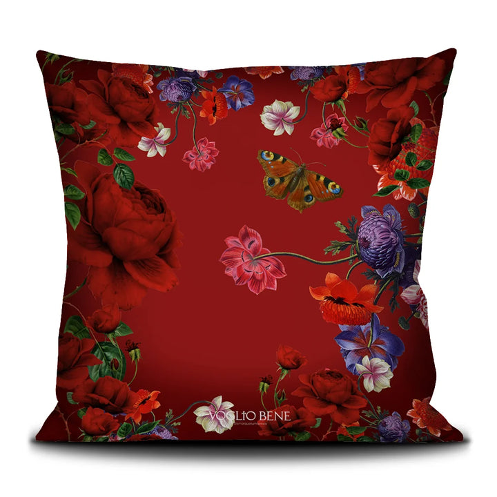 Kuvassa Voglio Bene tyynyn takapuoli Shut Up -kuvituksella, jossa punainen tausta ja kukat jatkuvat perhosten kera.
In the image, the back side of a Voglio Bene cushion with the Shut Up illustration, showing the continuation of the red background and flowers with butterflies.