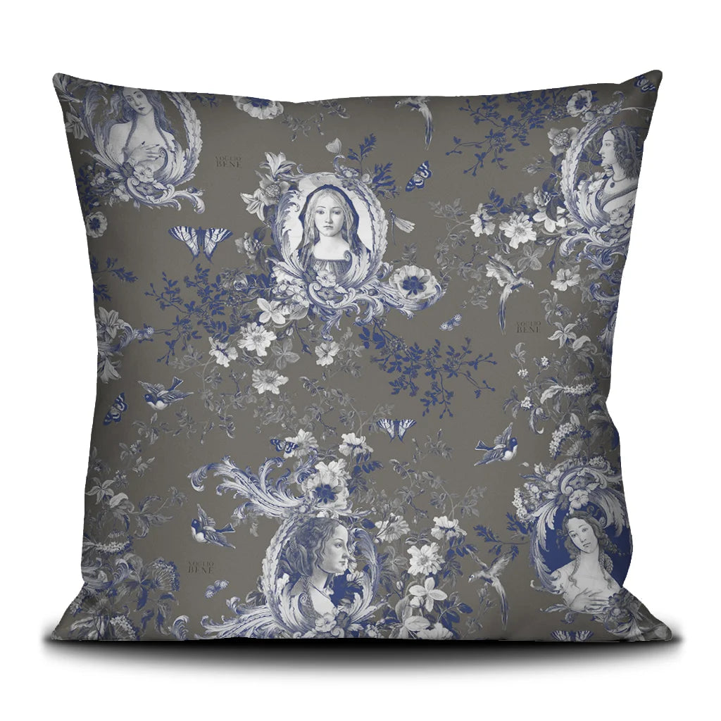Kuvassa Voglio Bene -tyyny Simonetta -kuviolla. Marmorisia naisrintakuvia on aseteltu harmaalle taustalle sinisin korostuksin.
The Voglio Bene cushion with Simonetta pattern. Marble busts of women are arranged on a grey background with blue accents.