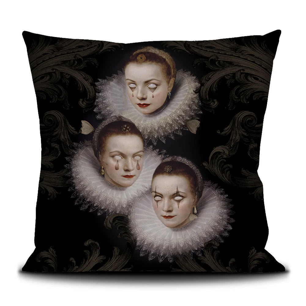 Kolme renessanssinaista kuvattuna Voglio Benen tyynyssä, symboloiden vahvaa yhteisön sidettä. Naisilla silmät auki ilman pupilleja, luoden mystisen ja symbolisen ulottuvuuden heidän yhteyteensä.
Three Renaissance women depicted on a Voglio Bene cushion, symbolizing strong community bonds. The women have open eyes without pupils, adding a mystical and symbolic layer to their connection.