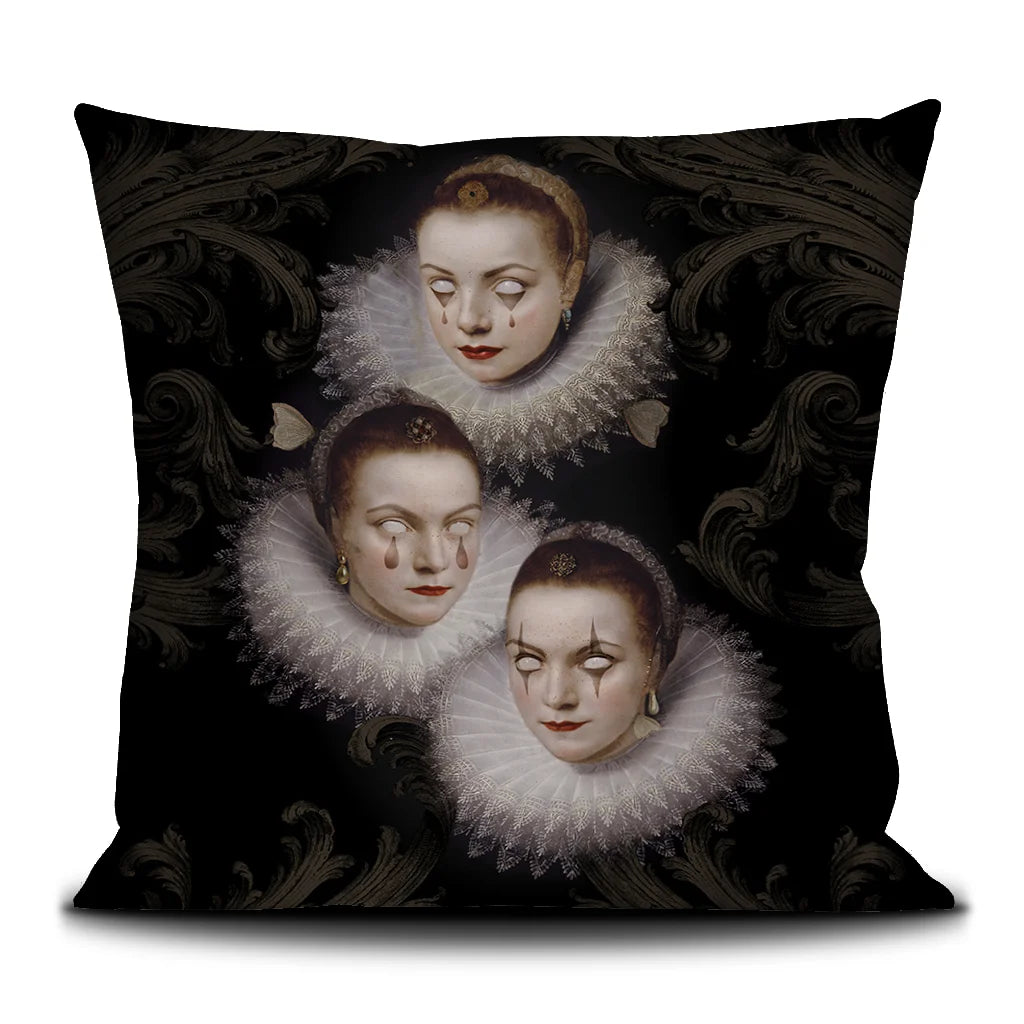 Kolme renessanssinaista kuvattuna Voglio Benen tyynyssä, symboloiden vahvaa yhteisön sidettä. Naisilla silmät auki ilman pupilleja, luoden mystisen ja symbolisen ulottuvuuden heidän yhteyteensä.
Three Renaissance women depicted on a Voglio Bene cushion, symbolizing strong community bonds. The women have open eyes without pupils, adding a mystical and symbolic layer to their connection.