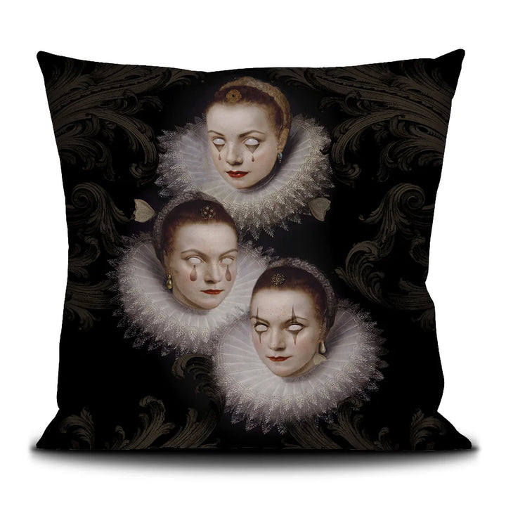 Kolme renessanssinaista kuvattuna Voglio Benen tyynyssä, symboloiden vahvaa yhteisön sidettä. Naisilla silmät auki ilman pupilleja, luoden mystisen ja symbolisen ulottuvuuden heidän yhteyteensä.
Three Renaissance women depicted on a Voglio Bene cushion, symbolizing strong community bonds. The women have open eyes without pupils, adding a mystical and symbolic layer to their connection.