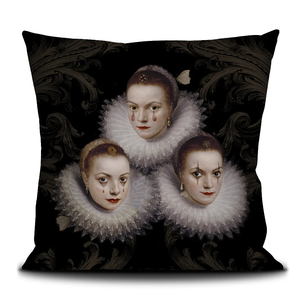 Kolme renessanssinaista yksityiskohtaisilla kasvonpiirteillä, symboloiden yhteisöllisyyttä ja yksilöllisyyttä. Kuvattu Voglio Benen tynyssä. 
Three Renaissance women with detailed features, symbolizing community and individuality, depicted on a cushion by Voglio Bene.