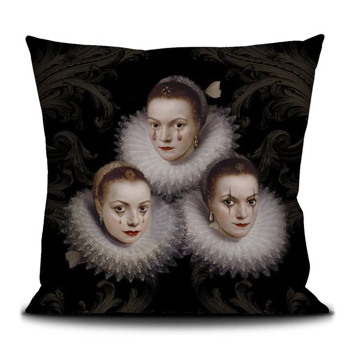 Kolme renessanssinaista yksityiskohtaisilla kasvonpiirteillä, symboloiden yhteisöllisyyttä ja yksilöllisyyttä. Kuvattu Voglio Benen tynyssä. 
Three Renaissance women with detailed features, symbolizing community and individuality, depicted on a cushion by Voglio Bene.