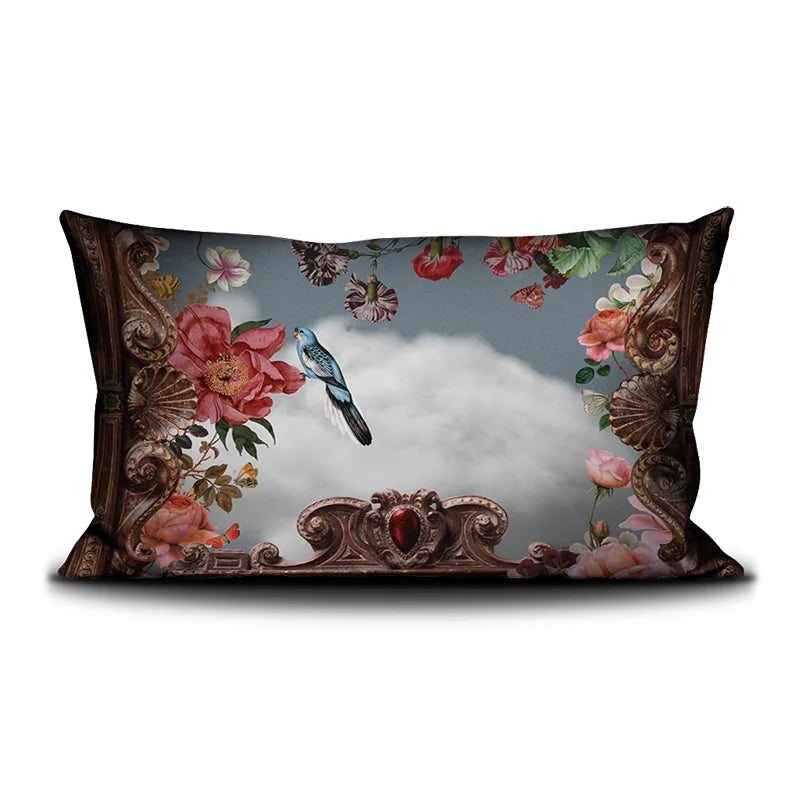 Kuvassa Voglio Bene tyynyn takapuoli The Spring -kuvituksella. Sininen lintu sinisellä taivaalla kukkien reunustamana.
The back of the Voglio Bene cushion with The Spring illustration. A blue bird against a blue sky framed by flowers.