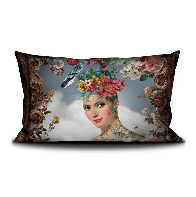 Voglio Bene Spring -tyynyn etunäkymä, jossa sinihiuksinen tatuoitu nainen on kuvattu lintu ja kukkia hiuksissaan.
Front view of a Voglio Bene Spring cushion, showing a blue-haired tattooed woman with a bird and flowers in her hair.
