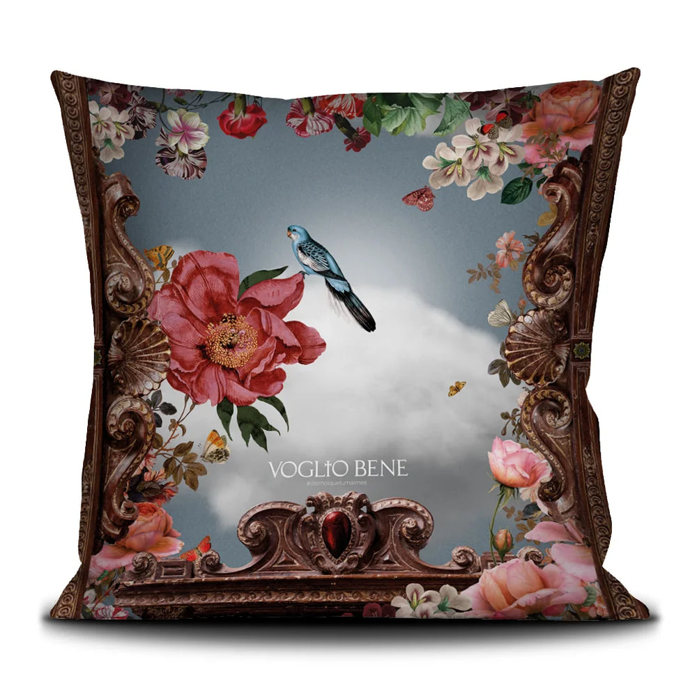 Kuvassa Voglio Bene tyynyn takapuoli The Spring -kuvituksella. Sininen lintu sinisellä taivaalla kukkien reunustamana.
The back of the Voglio Bene cushion with The Spring illustration. A blue bird against a blue sky framed by flowers.