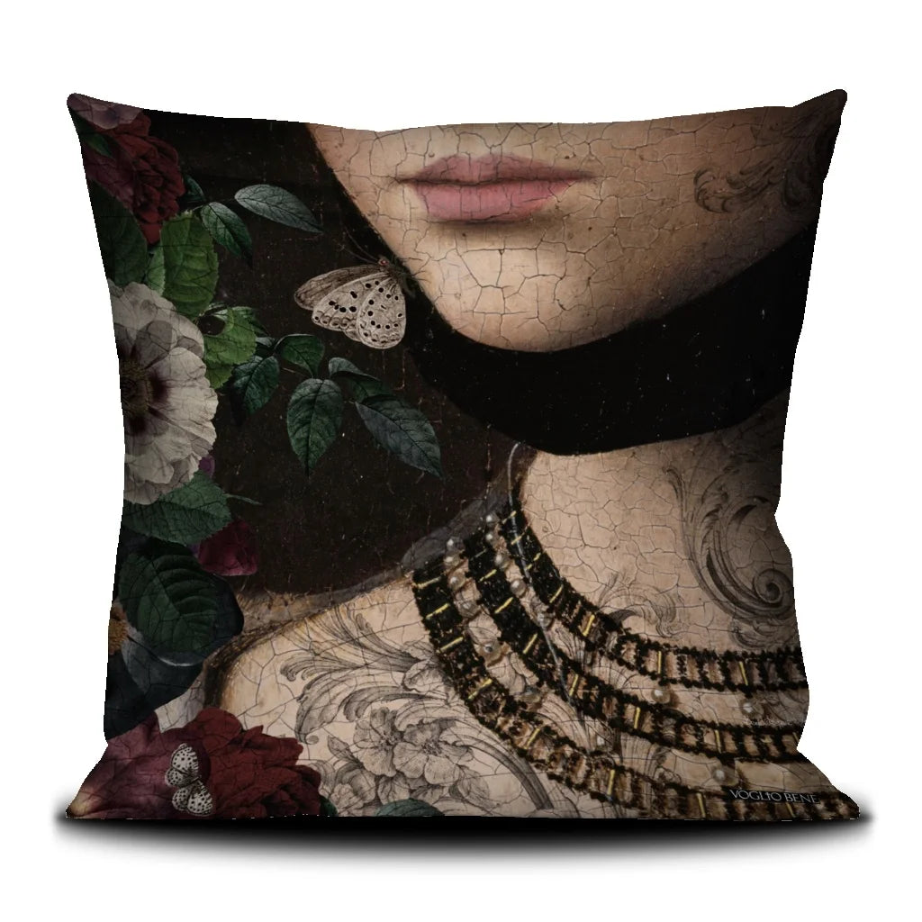 Kuvassa Voglio Bene tyynyn takapuoli Starfire-kuvituksella. Tatuoidun naisen kaula ja rintakehä tummalla taustalla perhosten ja kasvien reunustamana.
The back of the Voglio Bene cushion with the Starfire illustration. The tattooed woman’s neck and chest on a dark background framed by butterflies and plants.