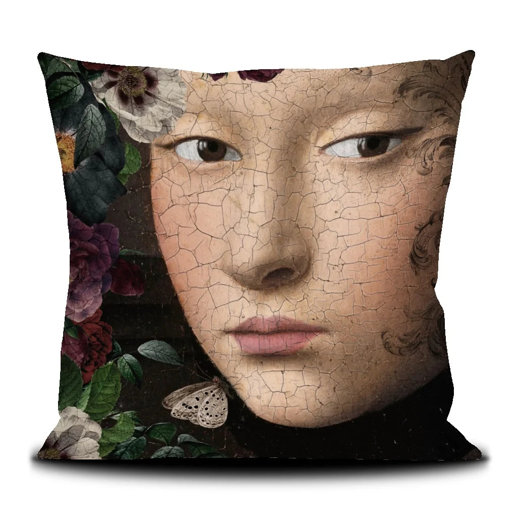 Kuvassa Voglio Bene tyynyn etupuoli Starfire -kuvituksella, jossa naisten kasvot näkyvät läheltä kukkien ympäröimänä, ja kuvituksessa on maalinsäröjä kauttaaltaan.
In the image, the front side of a Voglio Bene cushion with the Starfire illustration, showing women’s faces up close surrounded by flowers, with paint cracks visible throughout the design.