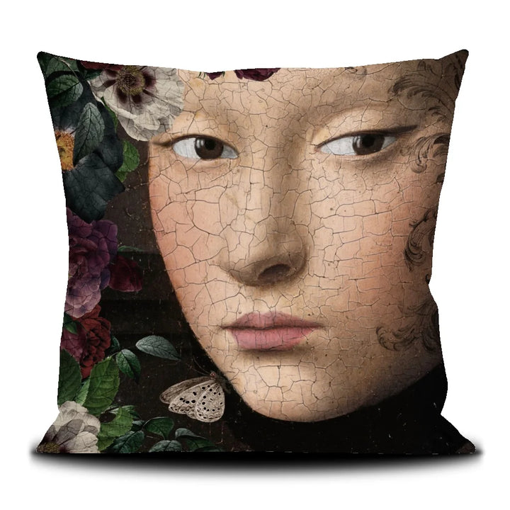 Kuvassa Voglio Bene tyynyn etupuoli Starfire -kuvituksella, jossa naisten kasvot näkyvät läheltä kukkien ympäröimänä, ja kuvituksessa on maalinsäröjä kauttaaltaan.
In the image, the front side of a Voglio Bene cushion with the Starfire illustration, showing women’s faces up close surrounded by flowers, with paint cracks visible throughout the design.