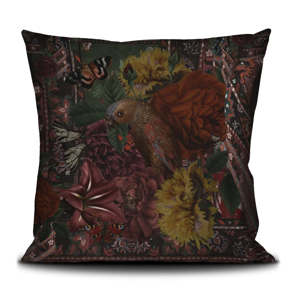Voglio Bene Sultan-tyynyn takanäkymä, jossa sama lintu on kukkien ja perhosten ympäröimänä persialainen kuviointi taustalla.
Back view of the Voglio Bene Sultan cushion, featuring the same bird surrounded by flowers and butterflies against a Persian-style patterned background.