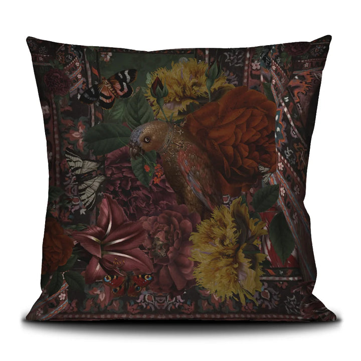 Voglio Bene Sultan-tyynyn takanäkymä, jossa sama lintu on kukkien ja perhosten ympäröimänä persialainen kuviointi taustalla.
Back view of the Voglio Bene Sultan cushion, featuring the same bird surrounded by flowers and butterflies against a Persian-style patterned background.