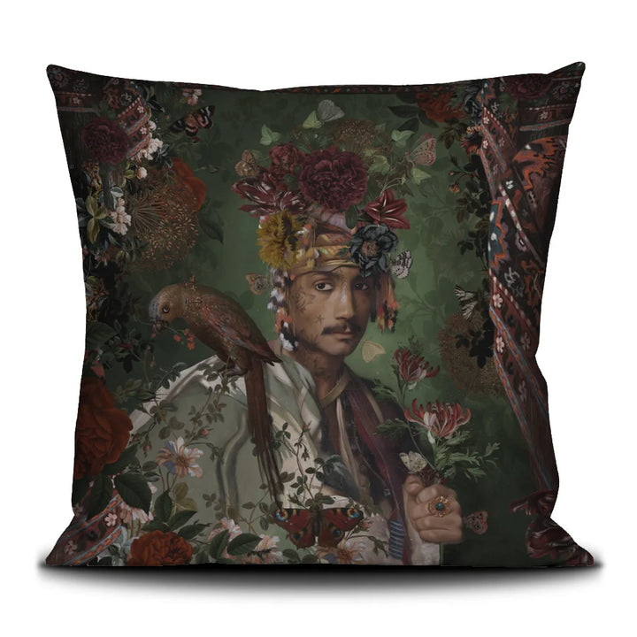 Kuvassa Voglio Bene -tyyny Sultan-kuvituksella. Tatuoitu viiksekäs mies kukkaturbaani päässä ja papukaija olalla poseeraa vihreällä taustalla kukkien ympäröimänä.
The Voglio Bene cushion with Sultan illustration. A tattooed man with a floral turban and a parrot on his shoulder poses against a green background surrounded by flowers.