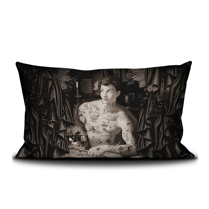 Voglio Bene Tattoo Artist’s Kit -tyynyn mustavalkoinen takanäkymä, jossa tatuoitu tatuoija on kuvattu punaisessa viitassa.
Back view of a Voglio Bene Tattoo Artist’s Kit cushion in balck and white, featuring a tattooed tattoo artist wearing a red cloak.