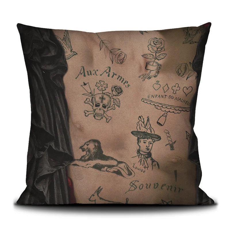 Voglio Bene Tattoo Artist’s Kit -tyynyn takanäkymä, jossa tatuoidun tatuoijan rintakehä näkyy läheltä.
Back view of a Voglio Bene Tattoo Artist’s Kit cushion, featuring the tattooed tattoo artists' chest cropped.