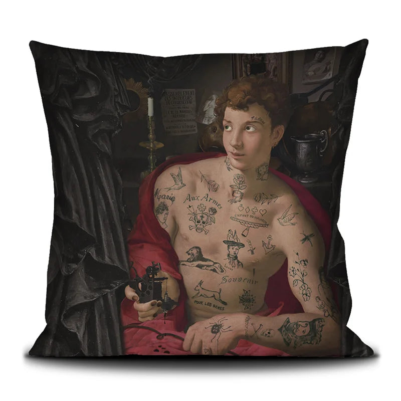 Voglio Bene Tattoo Artist’s Kit -tyynyn etunäkymä, jossa tatuoitu tatuoija on kuvattu punaisessa viitassa.
Front view of a Voglio Bene Tattoo Artist’s Kit cushion, featuring a tattooed tattoo artist wearing a red cloak.