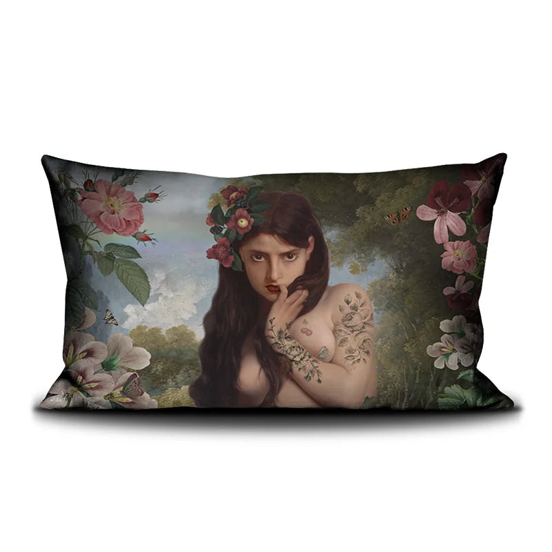 Kuvassa Voglio Bene The Truth -tyyny kuvituksella. Tatuoitu alaston nainen seisoo lähikuvassa metsässä sinisen taivaan ja sateenkaaren alla.
Voglio Bene cushion with The Truth illustration. In a cropped image a tattooed nude woman stands in a forest beneath a blue sky and a rainbow.