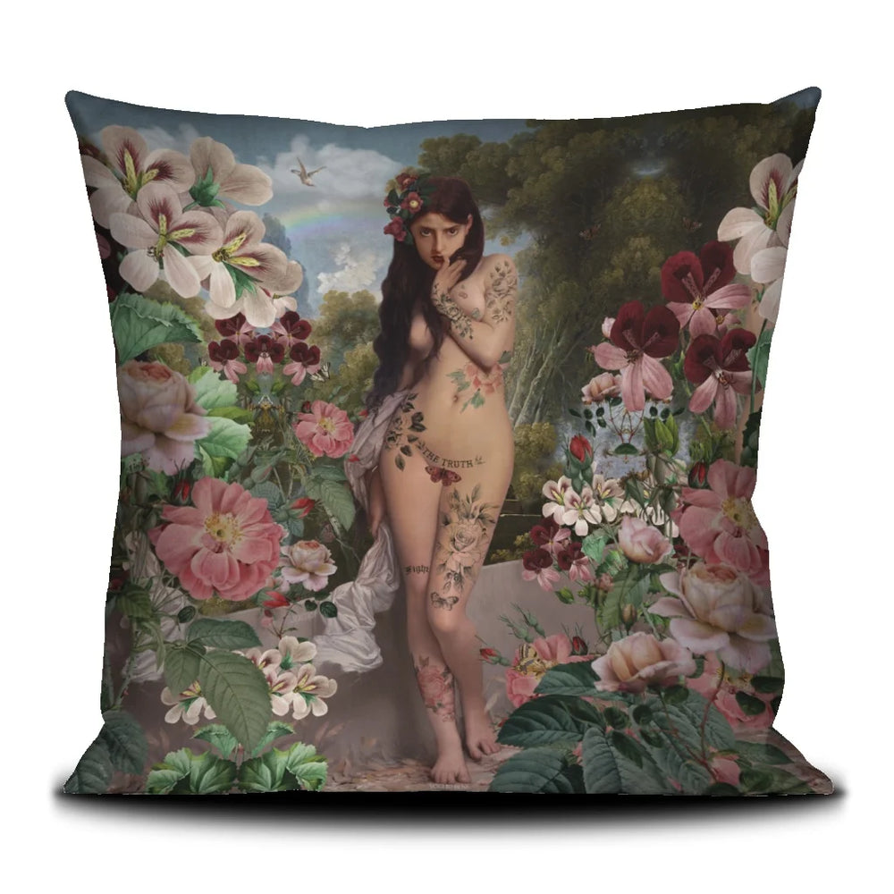Kuvassa Voglio Bene The Truth -tyyny kuvituksella. Tatuoitu alaston nainen seisoo metsässä sinisen taivaan ja sateenkaaren alla.
Voglio Bene cushion with The Truth illustration. A tattooed nude woman stands in a forest beneath a blue sky and a rainbow.