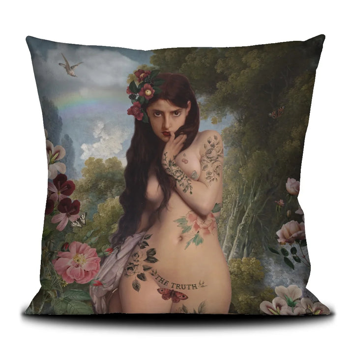 Kuvassa Voglio Bene The Truth -tyyny kuvituksella. Tatuoitu alaston nainen seisoo lähikuvassa metsässä sinisen taivaan ja sateenkaaren alla.
Voglio Bene cushion with The Truth illustration. In a cropped image a tattooed nude woman stands in a forest beneath a blue sky and a rainbow.