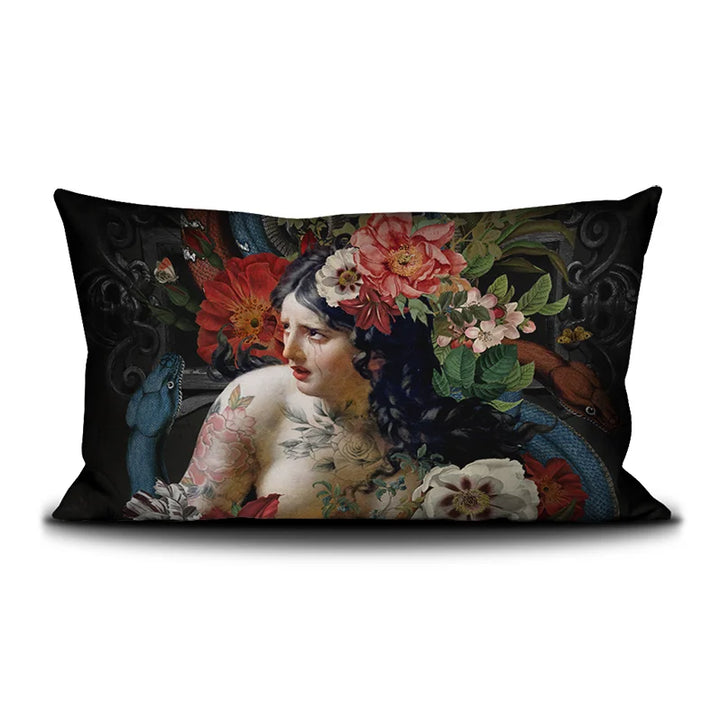 Kuvassa Voglio Bene tyynyn etupuoli Turmoil -kuvituksella, jossa itkevä tatuoitu nainen on kuvattuna kukkien ja käärmeiden ympäröimänä tummalla taustalla.
In the image, the front side of a Voglio Bene cushion with the Turmoil illustration, depicting a crying tattooed woman surrounded by flowers and snakes against a dark background.