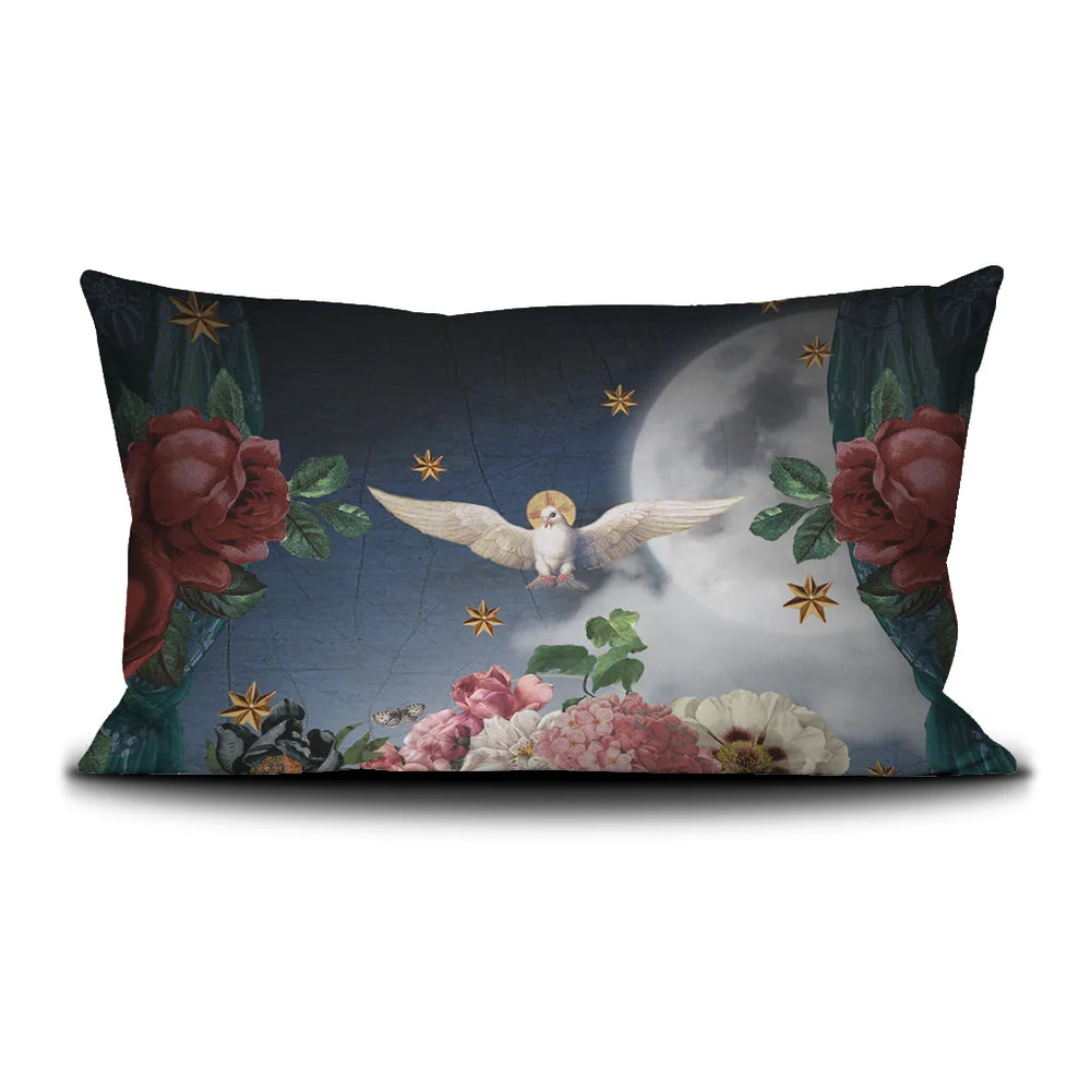 Kuvassa Voglio Bene tyyny Venus Gypsy -kuvituksella, jossa kyyhkynen laskeutuu kukkien päälle kuun hohtaessa taustalla.
Voglio Benewall cushion with the Venus Gypsy illustration, showing a dove landing on flowers with the moon glowing in the background. 