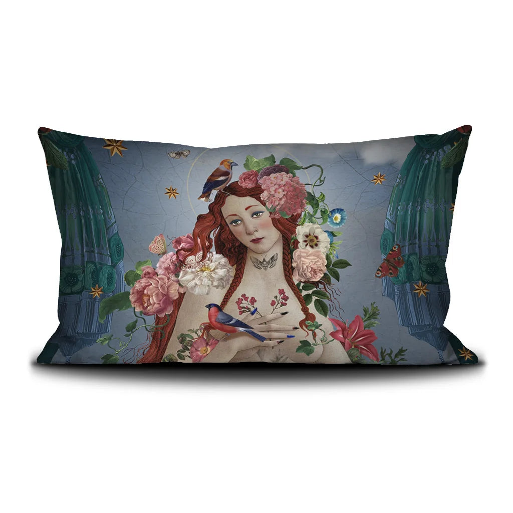 Kuvassa Voglio Bene kukkaron takapuoli Turmoil -kuvituksella, jossa tumma peili on kukkien ja käärmeiden ympäröimänä.
In the image, the back side of a Voglio Bene purse with the Turmoil illustration, showing a dark mirror framed by flowers and snakes.