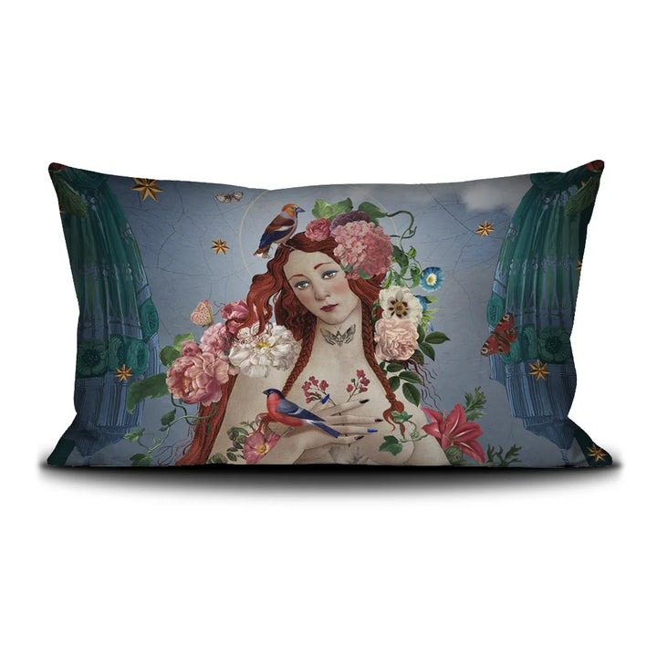 Kuvassa Voglio Bene kukkaron takapuoli Turmoil -kuvituksella, jossa tumma peili on kukkien ja käärmeiden ympäröimänä.
In the image, the back side of a Voglio Bene purse with the Turmoil illustration, showing a dark mirror framed by flowers and snakes.