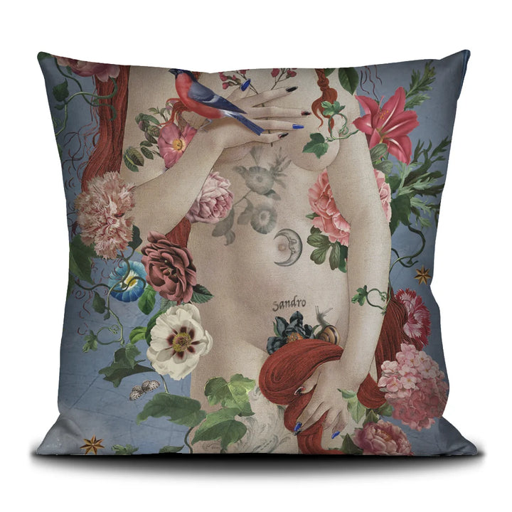 Kuvassa Voglio Bene tyynyn takapuoli Venus Gypsy -kuvituksella. Tatuoidun Venuksen kehoa peitetään käsillä ja  kukalla.
The back of the Voglio Bene cushion with the Venus Gypsy illustration. The tattooed Venus’s body parts are covered with a flower and her hands.