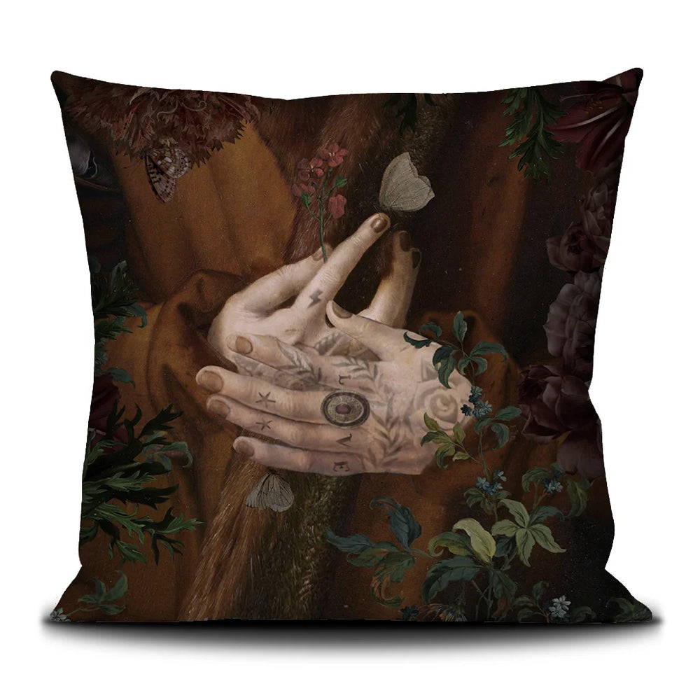 Kuvassa Voglio Bene -tyyny The Viking -kuvituksella. Tatuoidun miehen kädet ovat ristissä hänen torsonsa edessä.
The Voglio Bene cushion with The Viking illustration. The hands of the tattooed man resembling are crossed in front of his torso.