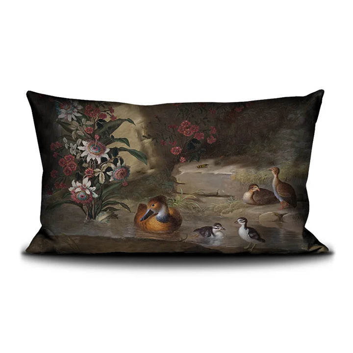 Kuvassa Voglio Bene tyynyn takapuoli Zebra and Co -kuvituksella, jossa näkyy kukkia ja vesilintuja.
In the image, the back side of a Voglio Bene cushion with the Zebra and Co illustration, showing flowers and water birds.