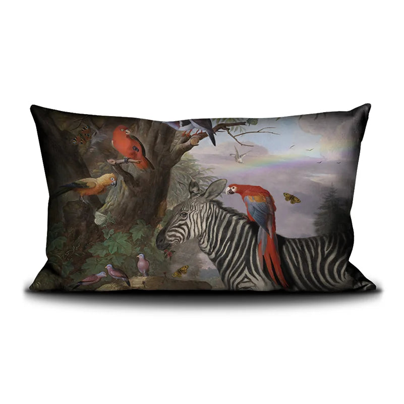 Kuvassa Voglio Bene tyynyn etupuoli Zebra and Co -kuvituksella, jossa seepra on kuvattuna trooppisten lintujen ja perhosten kanssa vehreässä metsässä.
In the image, the front side of a Voglio Bene cushion with the Zebra and Co illustration, featuring a zebra among tropical birds and butterflies in a lush forest.