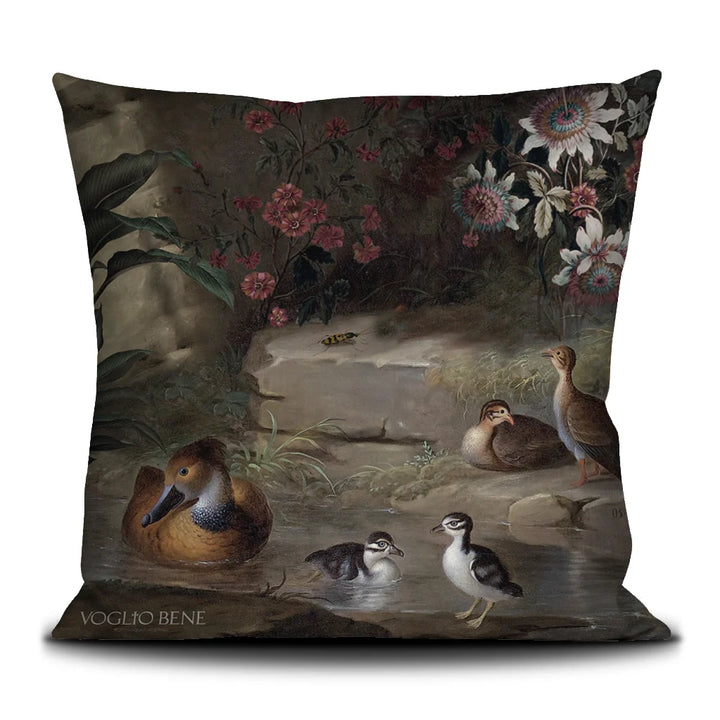 Kuvassa Voglio Bene tyynyn takapuoli Zebra and Co -kuvituksella, jossa näkyy kukkia ja vesilintuja.
In the image, the back side of a Voglio Bene cushion with the Zebra and Co illustration, showing flowers and water birds.