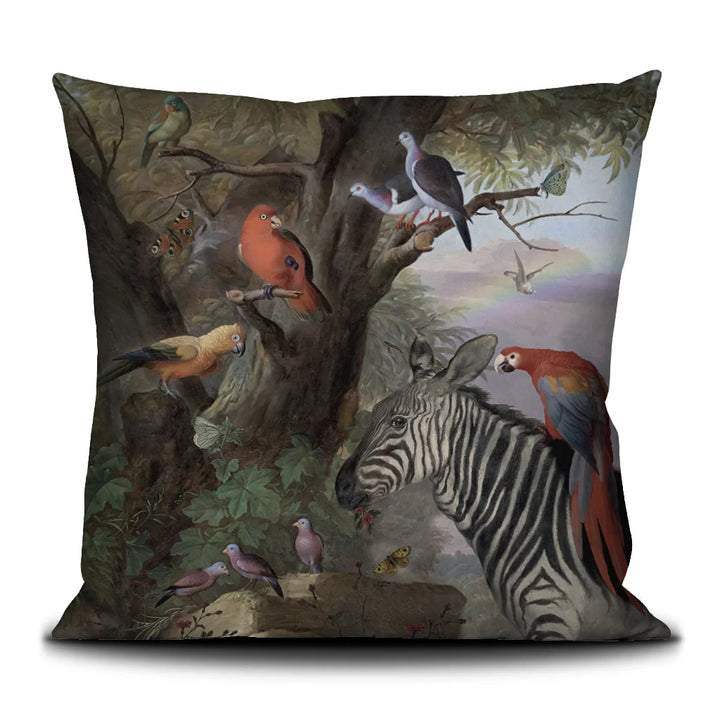 Kuvassa Voglio Bene tyynyn etupuoli Zebra and Co -kuvituksella, jossa seepra on kuvattuna trooppisten lintujen ja perhosten kanssa vehreässä metsässä.
In the image, the front side of a Voglio Bene cushion with the Zebra and Co illustration, featuring a zebra among tropical birds and butterflies in a lush forest.