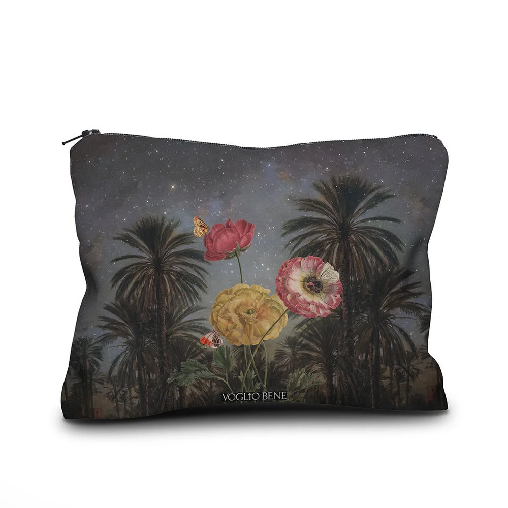 Voglio Bene The Great Belzoni -samettipussukan takanäkymä, koko 17 × 23 cm, jossa sama yömaisema jatkuu, mutta miehen tilalla on kukkaornamentteja.
Back view of a Voglio Bene The Great Belzoni velvet pouch, size 17 × 23 cm, featuring the same night background with flowers replacing the man.