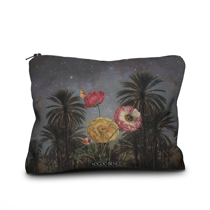 Voglio Bene The Great Belzoni -samettipussukan takanäkymä, koko 17 × 23 cm, jossa sama yömaisema jatkuu, mutta miehen tilalla on kukkaornamentteja.
Back view of a Voglio Bene The Great Belzoni velvet pouch, size 17 × 23 cm, featuring the same night background with flowers replacing the man.