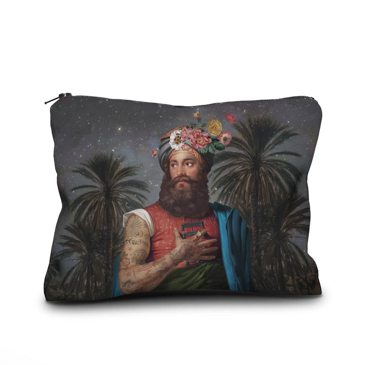 Voglio Bene The Great Belzoni -samettipussukan etunäkymä, koko 17 × 23 cm, jossa tatuoitu arabialainen mies on kuvattu yömaisemassa palmujen ja tähtitaivaan reunustamana.
Front view of a Voglio Bene The Great Belzoni velvet pouch, size 17 × 23 cm, showing a tattooed Arab man in a night scene framed by palm trees and a starry sky.