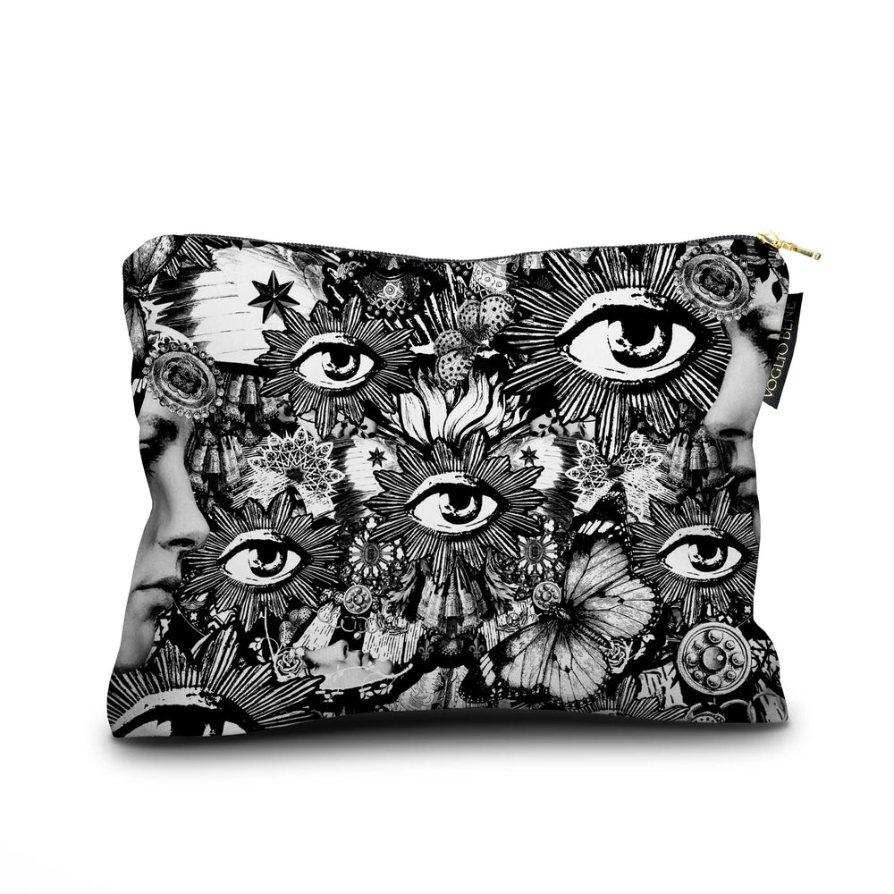 Voglio Bene Black Butterfly -samettipussukan takanäkymä, koko 17 × 23 cm. Samanlainen kuvitus jatkuu, mutta silmät valtaavat kuvituksen keskiön.
Back view of a Voglio Bene Black Butterfly velvet pouch, size 17 × 23 cm. The same illustration continues, with multiple eyes dominating the composition.