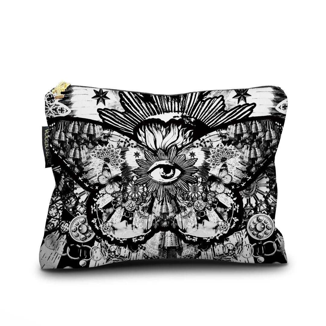 Voglio Bene Black Butterfly -samettipussukan etunäkymä, koko 17 × 23 cm. Kuvassa surrealistinen mustavalkoinen, tatuointityylinen perhonen, jonka keskellä on silmä.
Front view of a Voglio Bene Black Butterfly velvet pouch, size 17 × 23 cm. The illustration shows a surreal black and white, tattoo-style butterfly with an eye at its center.