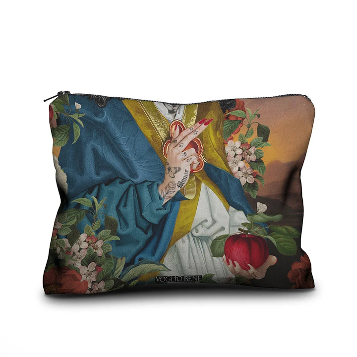 Voglio Bene Eat -samettipussukan takanäkymä, koko 17 × 23 cm. Kuvassa keskitytään naisen käsiin, joista toinen tekee merkin ja toinen pitelee omenaa.
Back view of a Voglio Bene Eat velvet pouch, size 17 × 23 cm. The focus is on the woman’s hands — one making a gesture, the other holding an apple.