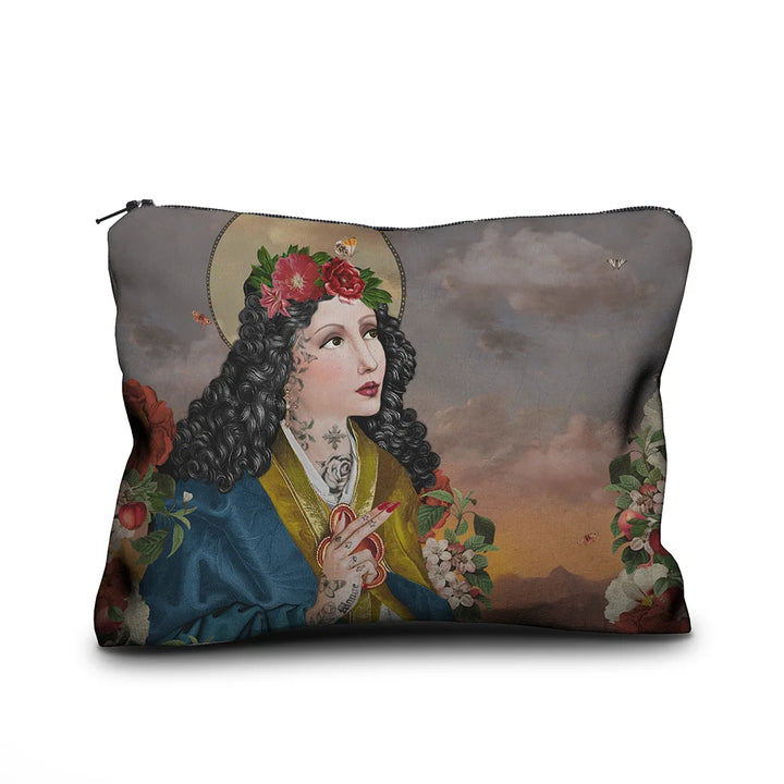 Voglio Bene Eat -samettipussukan etunäkymä, koko 17 × 23 cm. Kuvassa tummahiuksinen, tatuoitu nainen tekee merkin kädellään ja katsoo ylös taivaaseen.
Front view of a Voglio Bene Eat velvet pouch, size 17 × 23 cm. The illustration shows a dark-haired, tattooed woman making a hand gesture while looking up toward the sky.