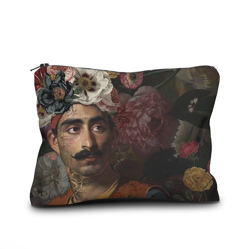 Voglio Bene Hassan -samettipussukan etunäkymä, jossa Hassan-hahmo on esillä yksityiskohtaisessa kuvituksessa.
Front view of a Voglio Bene Hassan velvet pouch, showing the Hassan figure in detailed artwork.